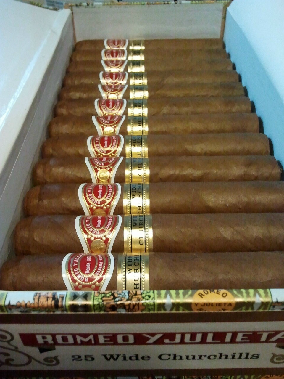 romeo wide churchills hộp 25