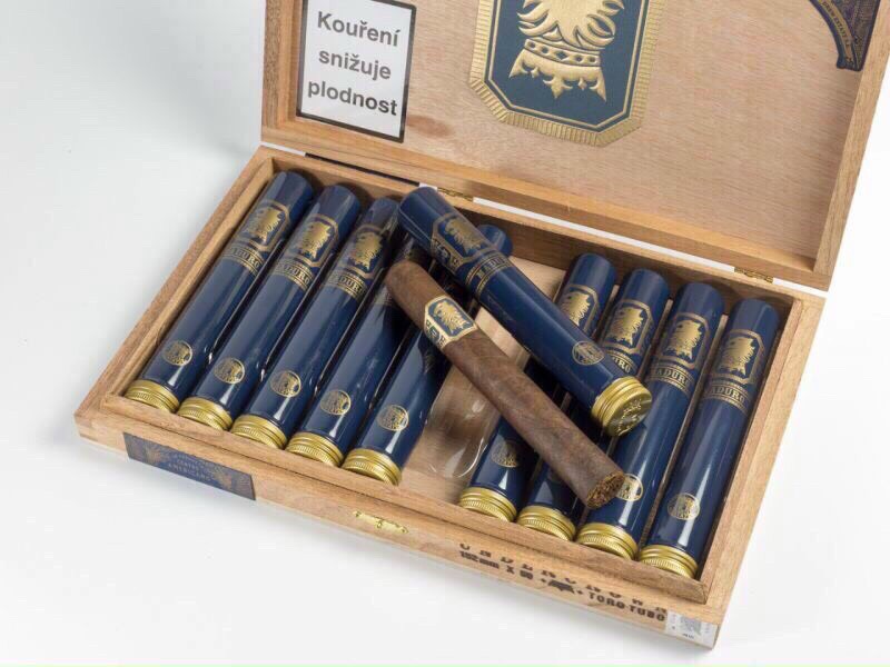 Liga Undercrown Maduro Toro Especial Tubos 10 Điếu