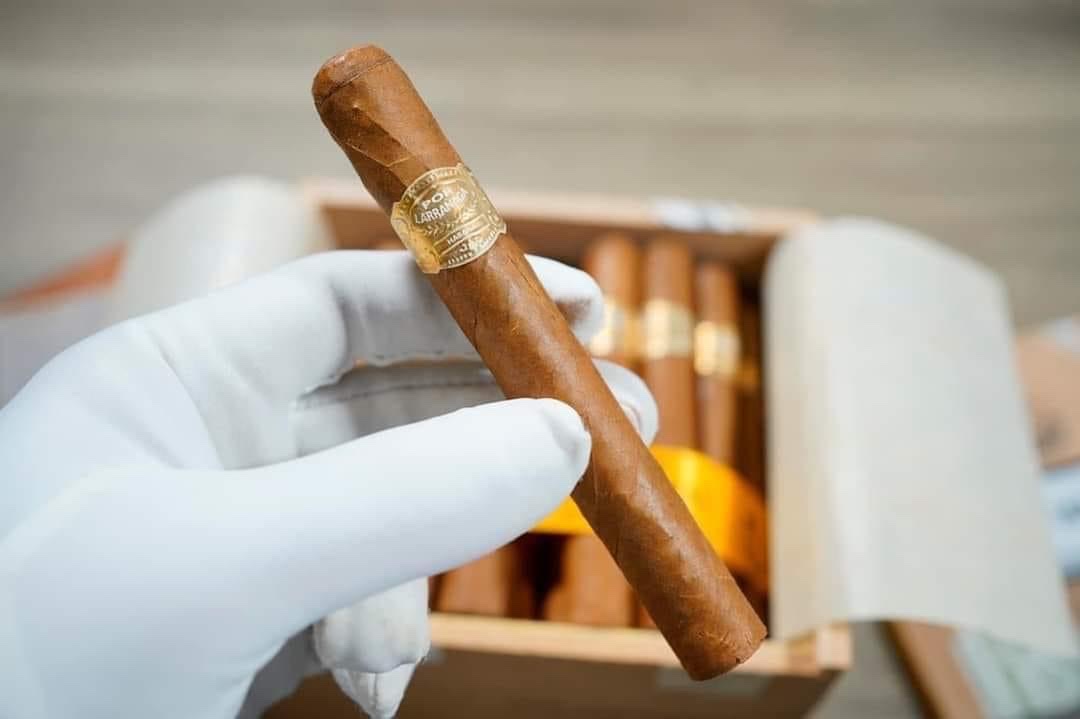 Por Larranaga Petit Coronas Hộp Gỗ 50 Điếu