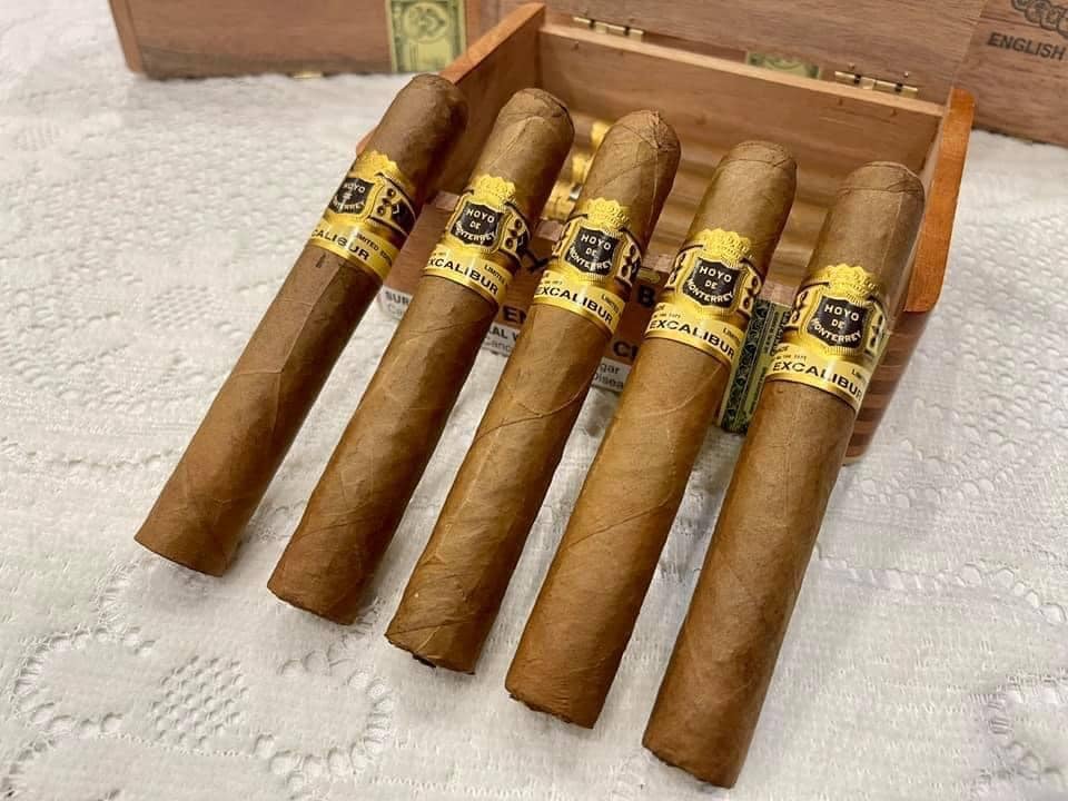 Hoyo De Monterrey Excalibur Epicures Natural Hộp 10 Điếu