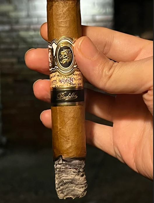 Padilla Series 68 Golden Bear Robusto Hộp 20 điếu